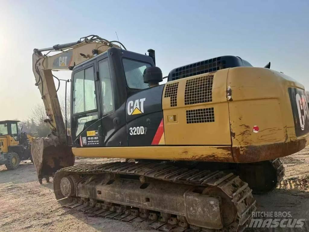 CAT 320 D2 حفارات زحافة