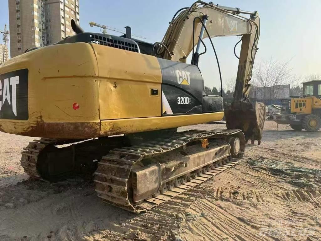 CAT 320 D2 حفارات زحافة