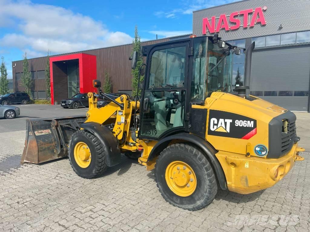 CAT 906M لوادر بعجل