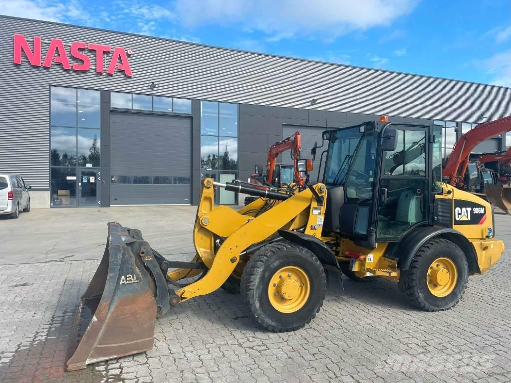 CAT 906M لوادر بعجل