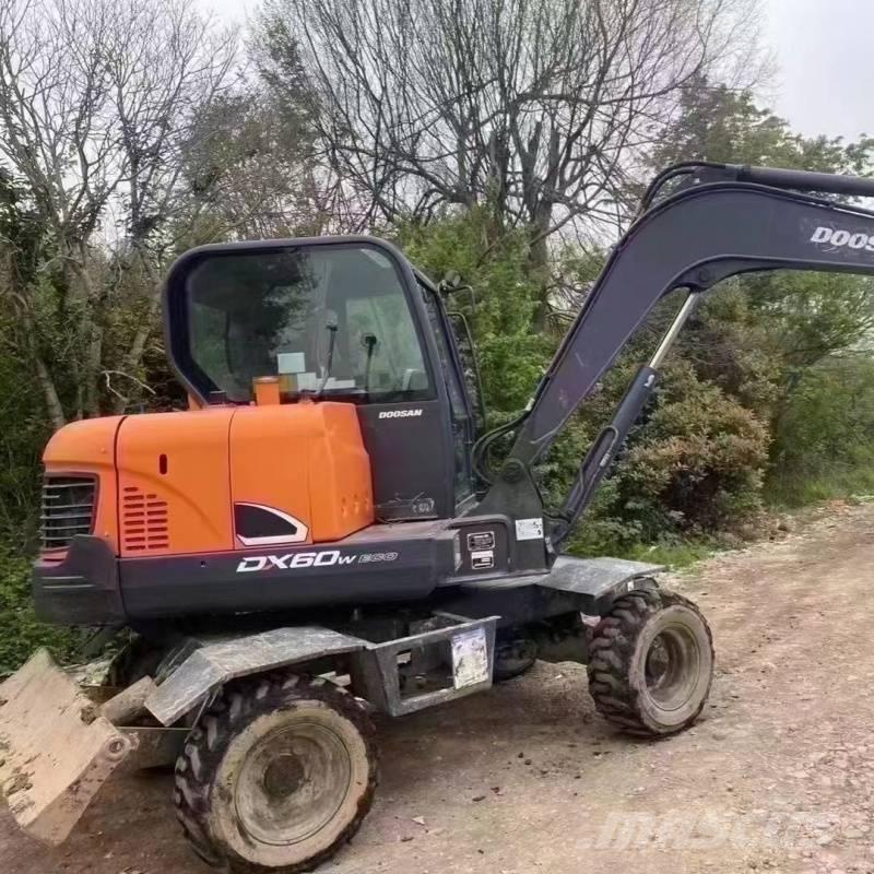 Doosan DX60W حفارات بعجل