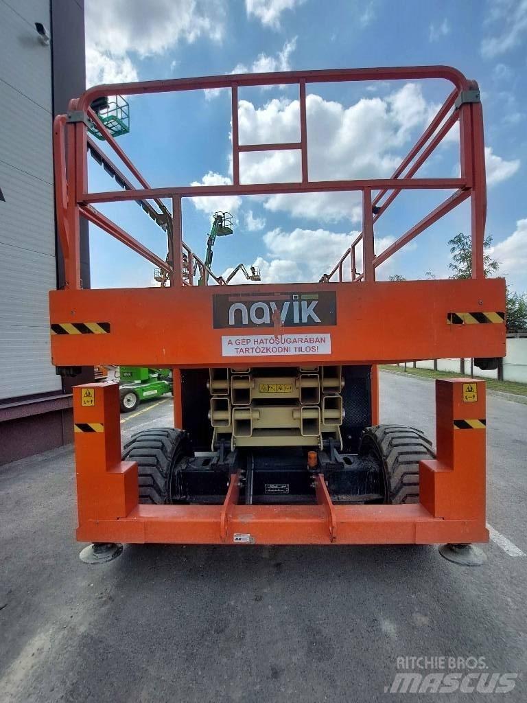 JLG 330 LRT MEGADECK رافعات مقصية الشكل