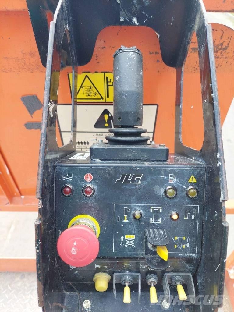 JLG 330 LRT MEGADECK رافعات مقصية الشكل
