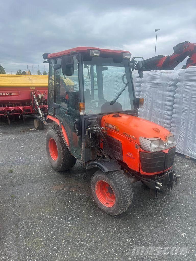 Kubota B2530 جرارات مدمجة