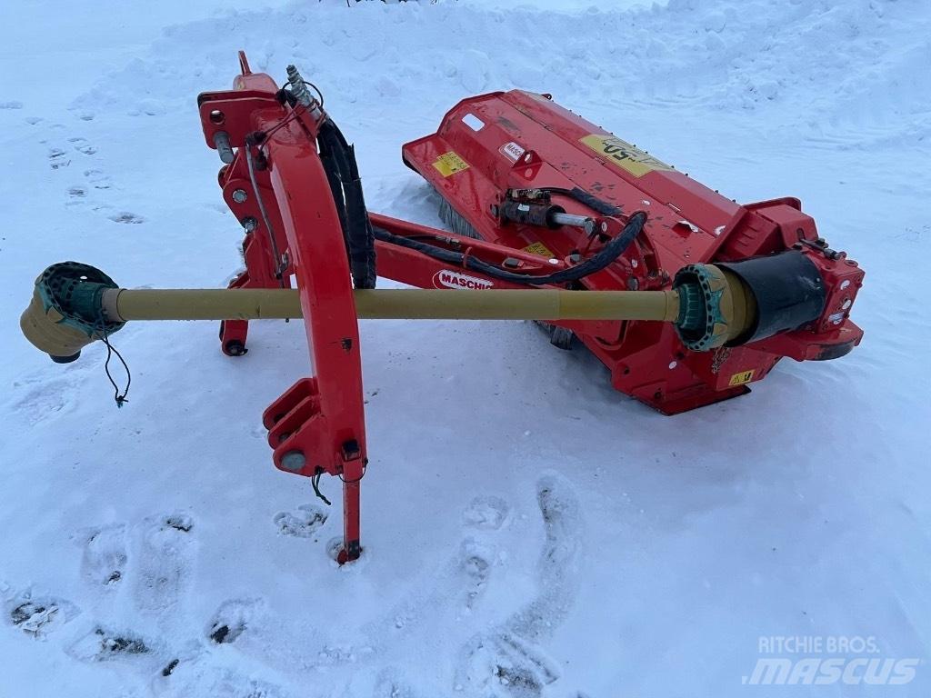 Maschio Giraffa 210 جزازات وأغطية المراعي