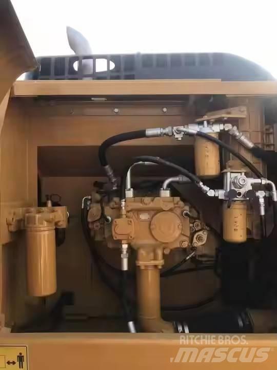 CAT 324 D حفارات زحافة