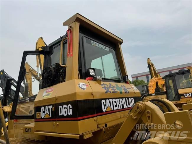 CAT D 6 G بلدوزرات مجنزرة