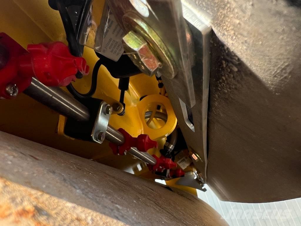 Bomag BW100 AD-5 مداحل ثنائية الاسطوانة