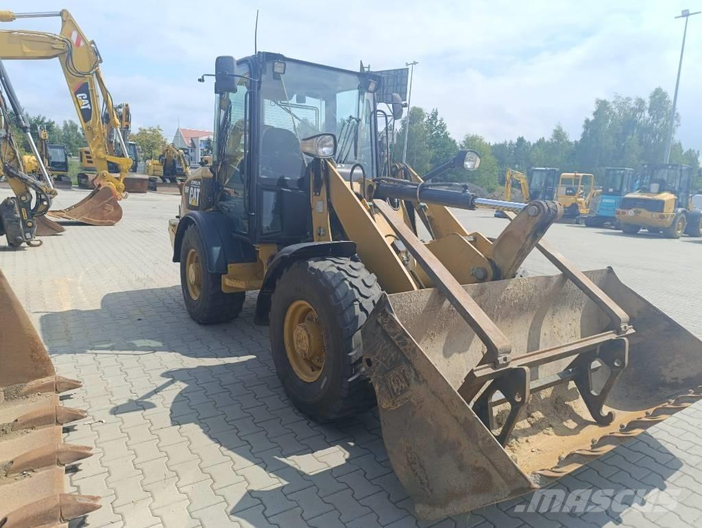 CAT 906 H لوادر بعجل