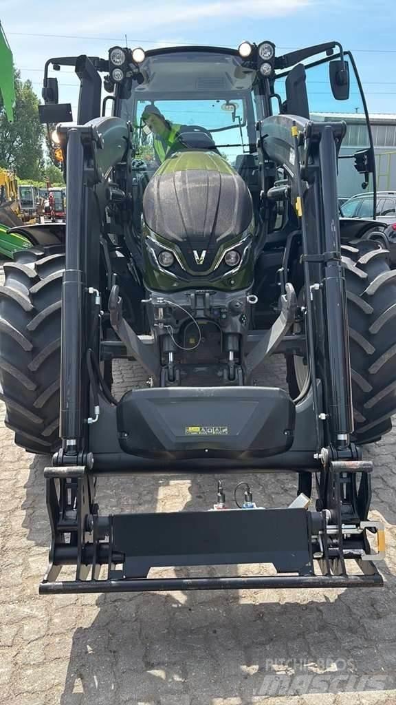 Valtra G135 الجرارات