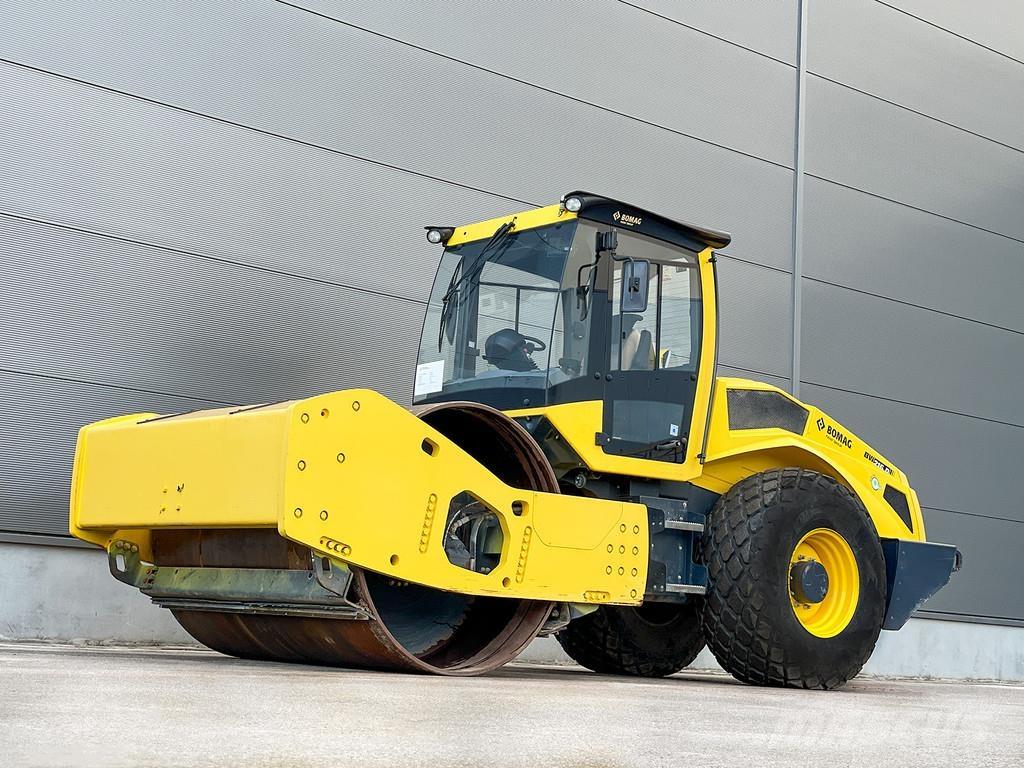 Bomag BW 216 D-5 مداحل أحادية الأسطوانة