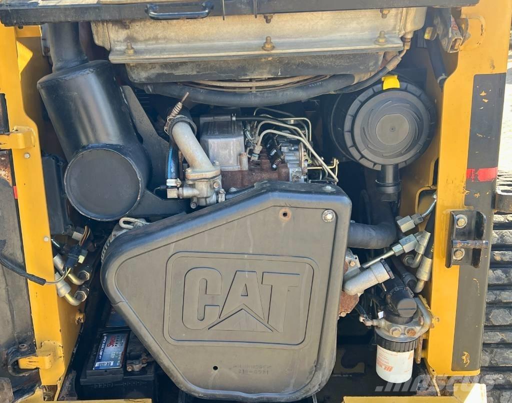 CAT 277 B    2006 لوادر انزلاقية التوجيه