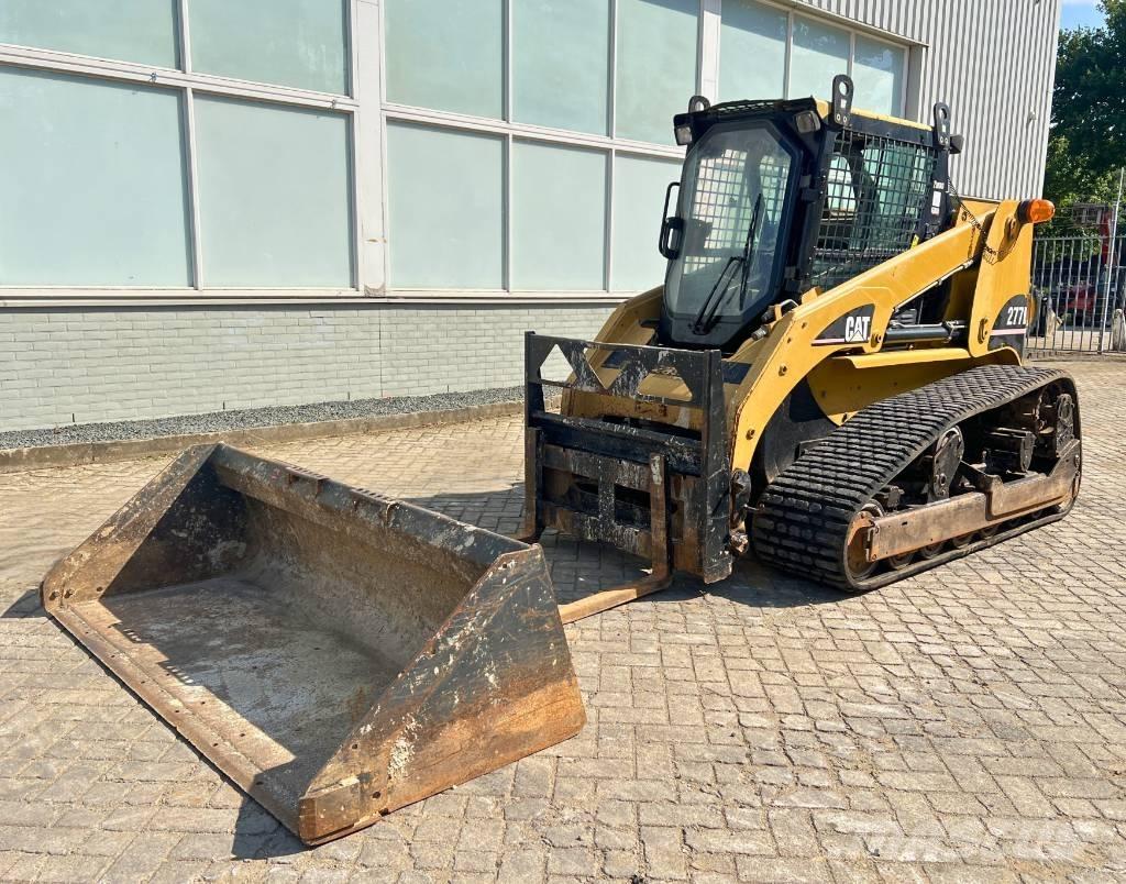 CAT 277 B    2006 لوادر انزلاقية التوجيه