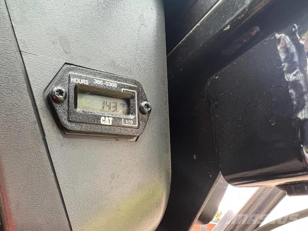 CAT 216 B 3 لوادر انزلاقية التوجيه