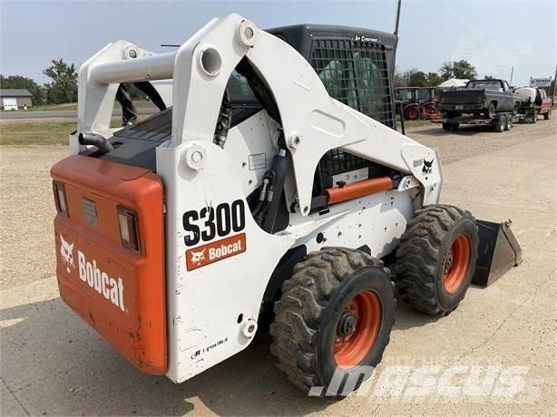 Bobcat S 300 لوادر انزلاقية التوجيه