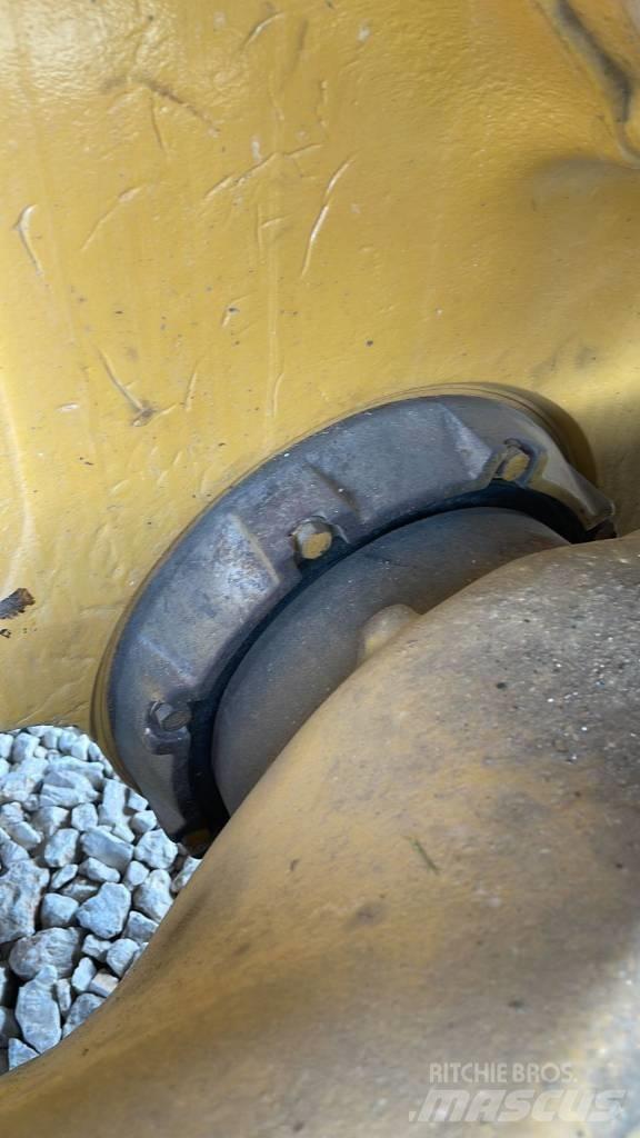 CAT D 9 N بلدوزرات مجنزرة