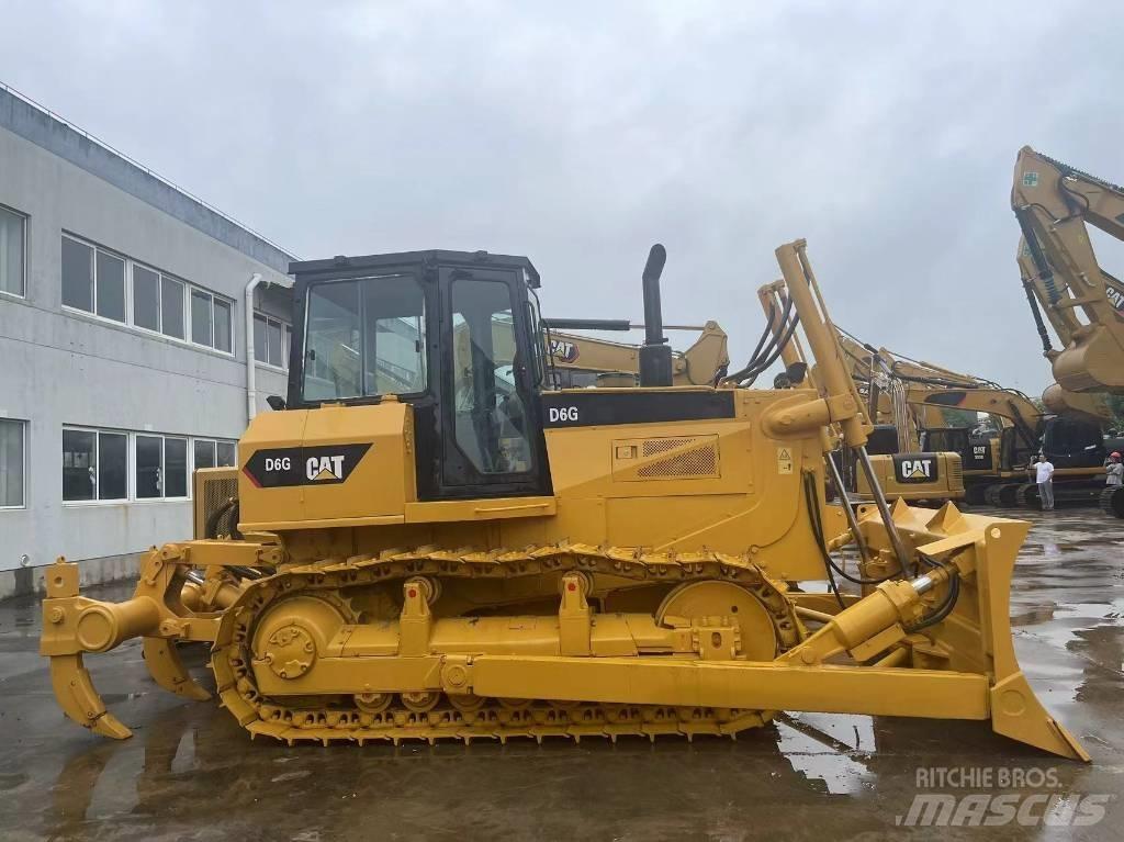 CAT D 6 G بلدوزرات مجنزرة