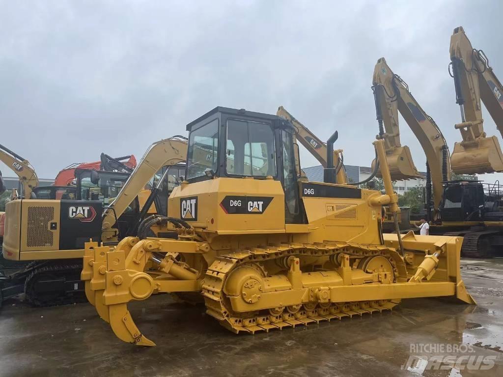 CAT D 6 G بلدوزرات مجنزرة