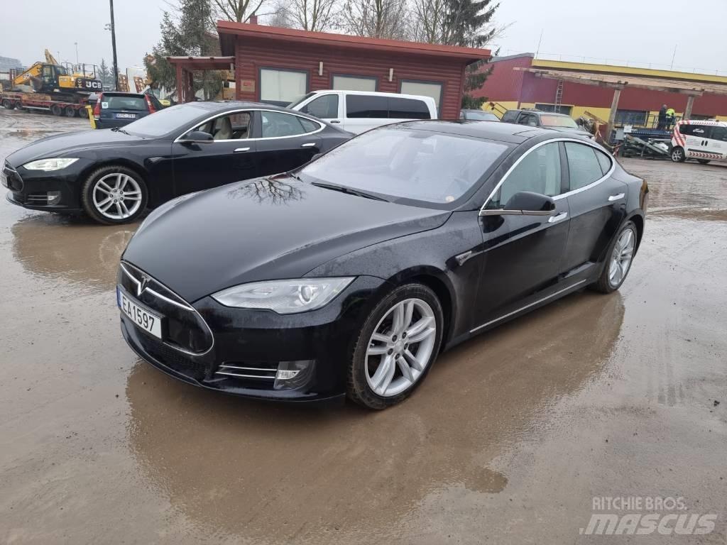 Tesla Model S P85D سيارات