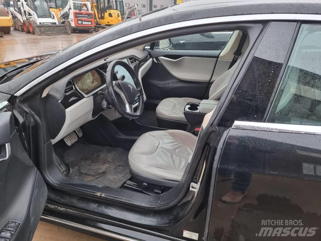 Tesla Model S P85D سيارات