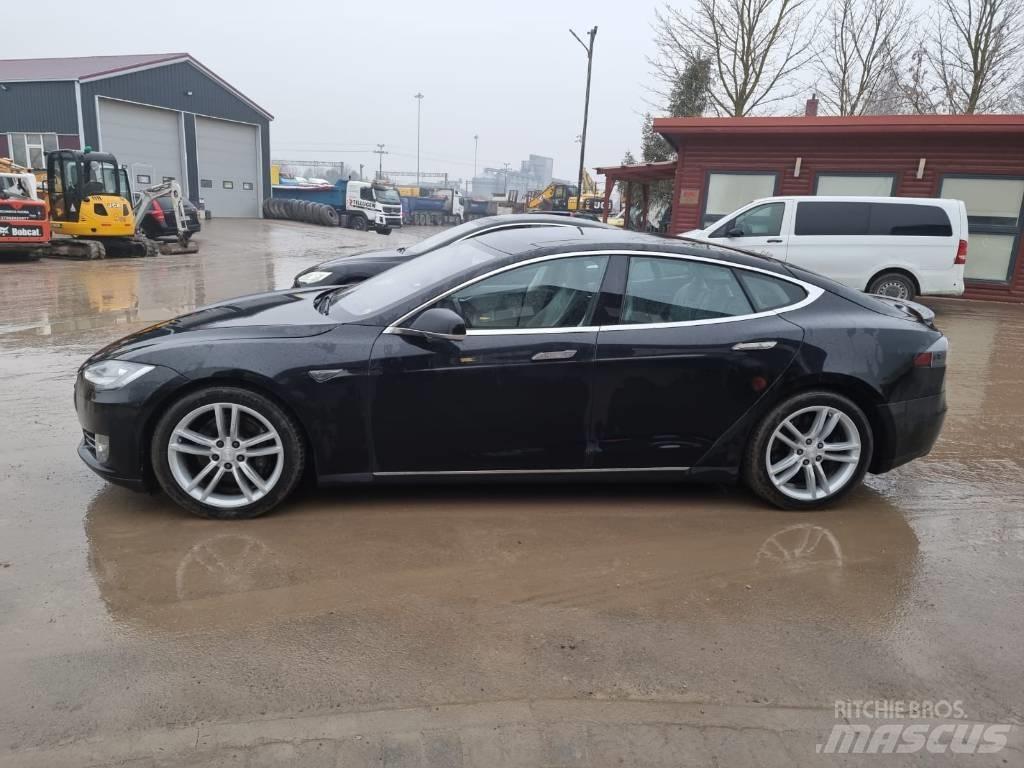 Tesla Model S P85D سيارات