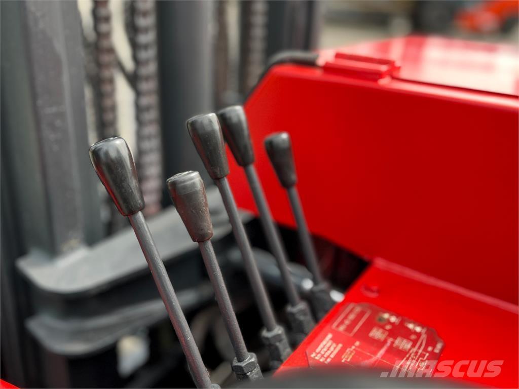 Moffett M3 20.4 رافعات شوكية مثبتة على شاحنات