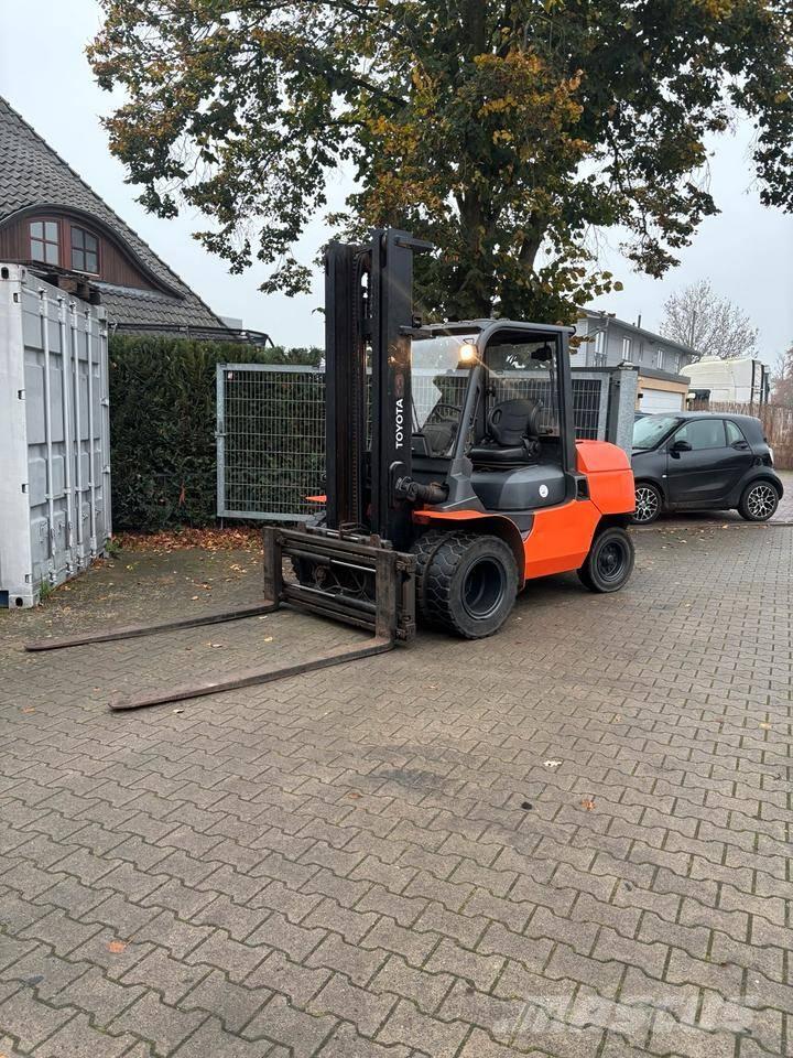 Toyota 7 FD 45 شاحنات الديزل