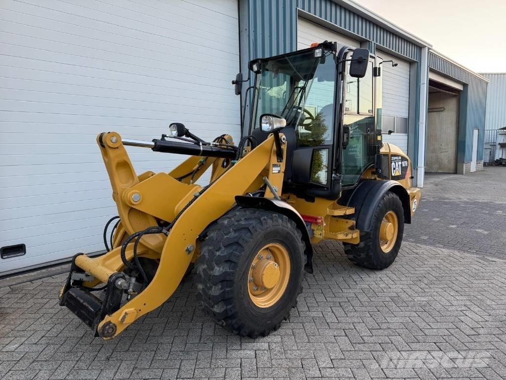 CAT 907 H لوادر بعجل