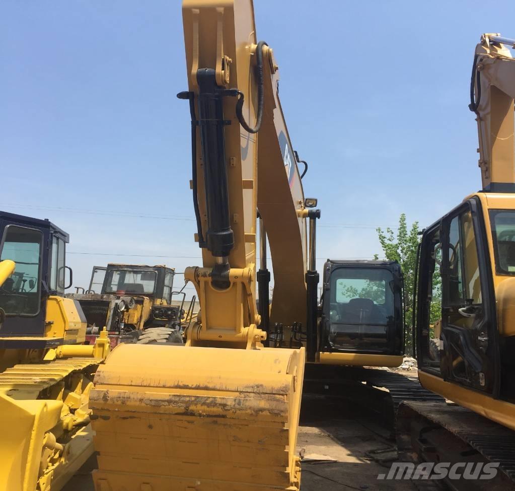 CAT 320 D حفارات زحافة