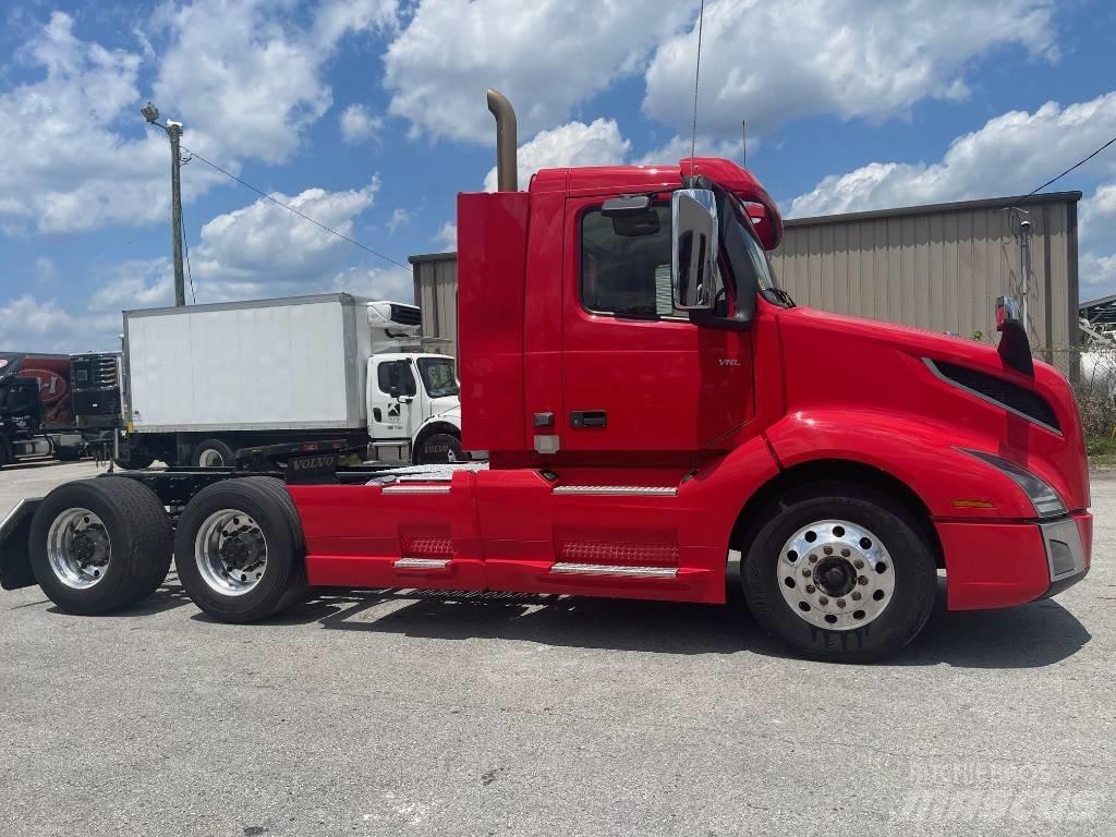 Volvo VNL64T300 وحدات الجر