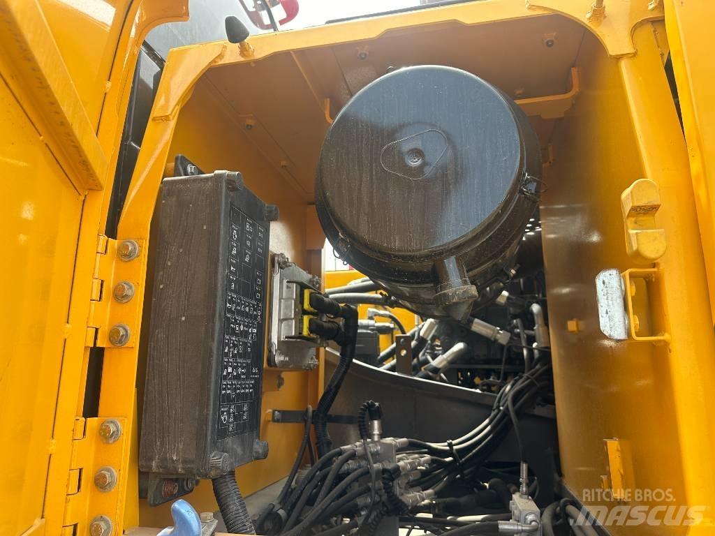 Volvo EC 250 D حفارات زحافة