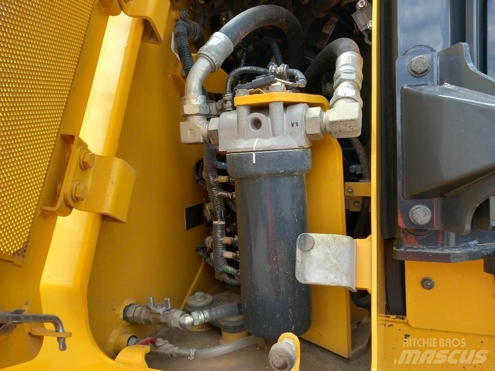 Komatsu D61PXI-24E0 بلدوزرات مجنزرة