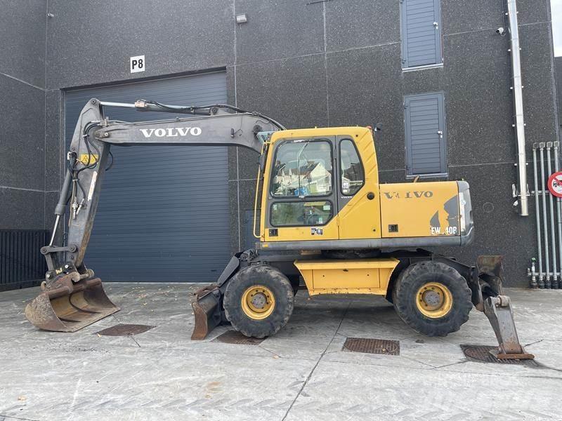 Volvo EW 140 B حفارات بعجل