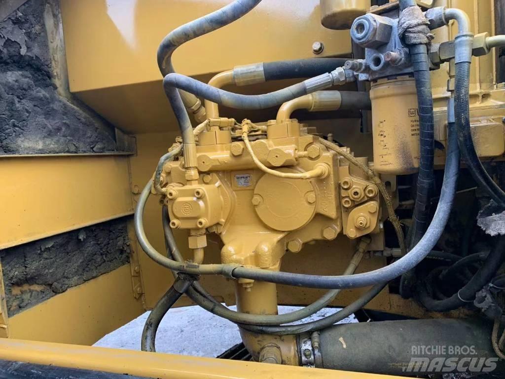 CAT 320C حفارات زحافة