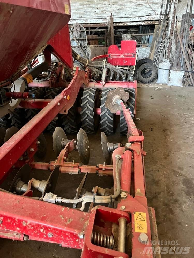 Horsch Pronto 3 DC مثاقيب مدمجة