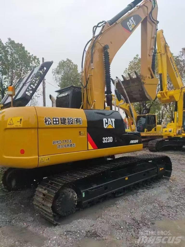 CAT 323D2 حفارات زحافة