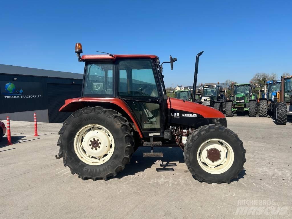 New Holland L 95 الجرارات