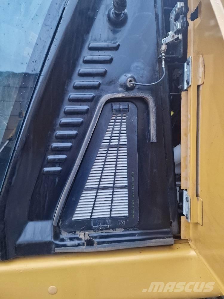 CAT 323 حفارات زحافة