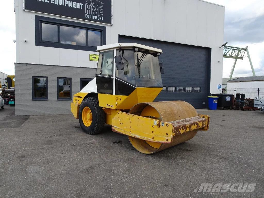 Dynapac CA152D مداحل ذات إطارات هوائية
