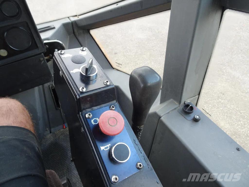 Dynapac CA152D مداحل ذات إطارات هوائية