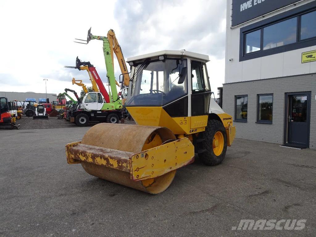 Dynapac CA152D مداحل ذات إطارات هوائية