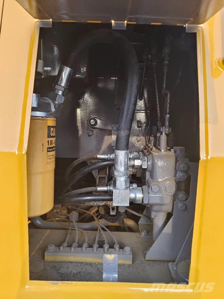 CAT D 5 K بلدوزرات مجنزرة