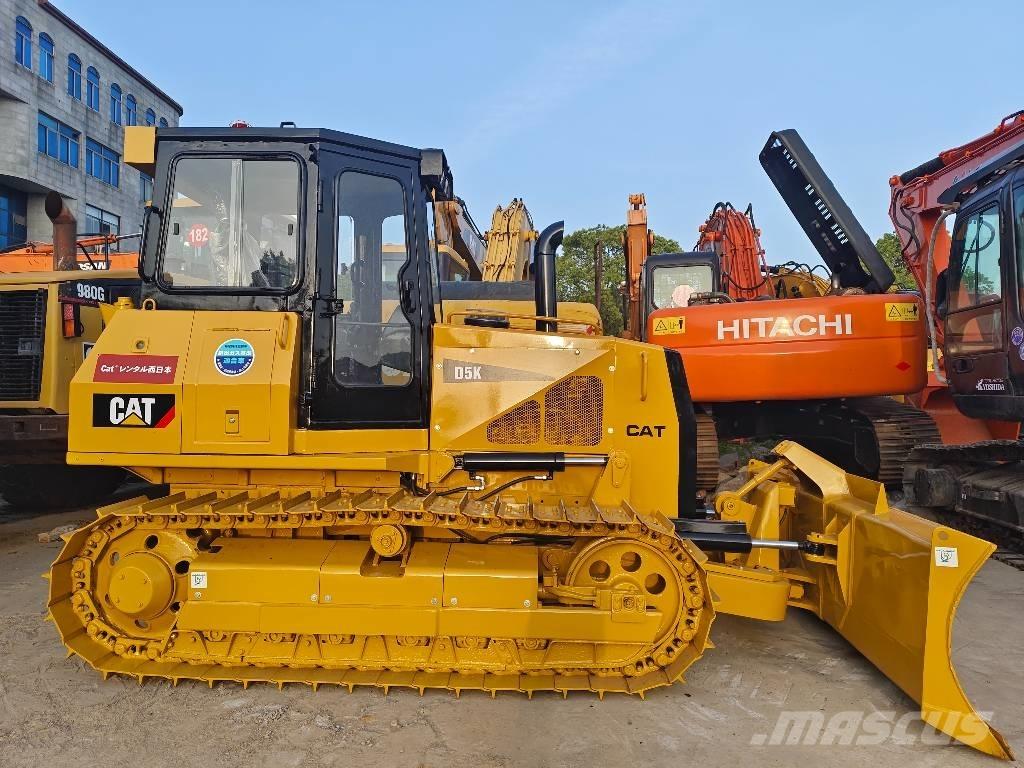 CAT D 5 K بلدوزرات مجنزرة