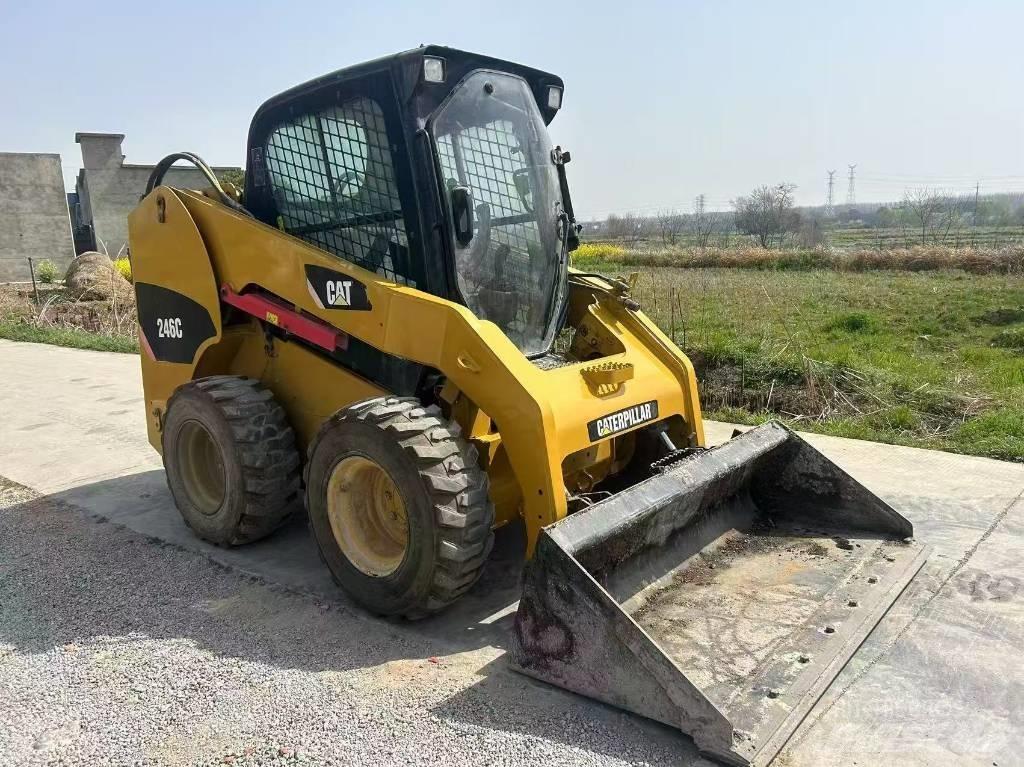 CAT 246 C لوادر انزلاقية التوجيه