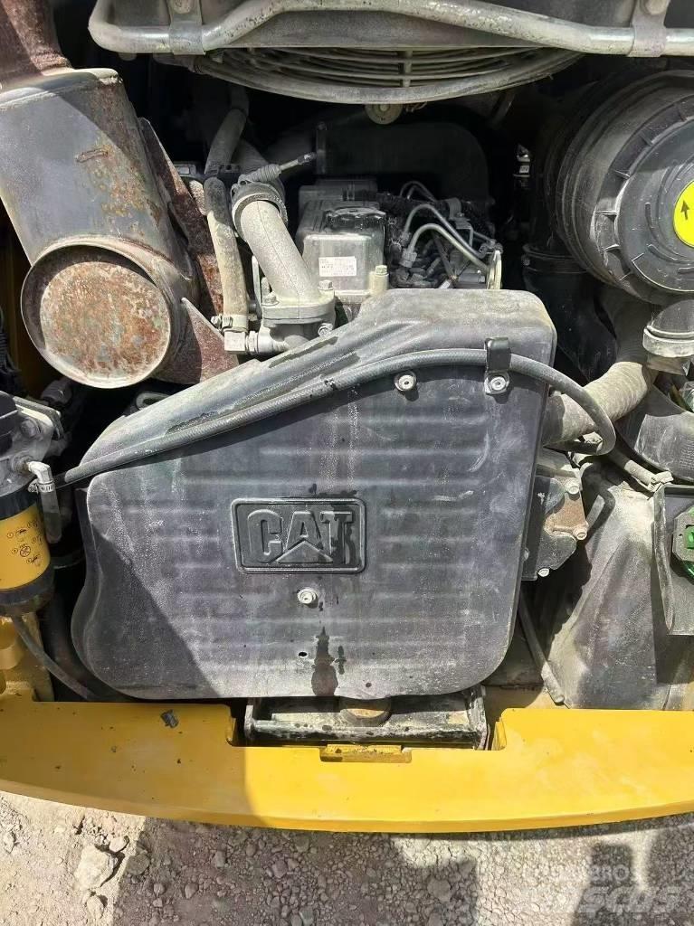 CAT 246 C لوادر انزلاقية التوجيه