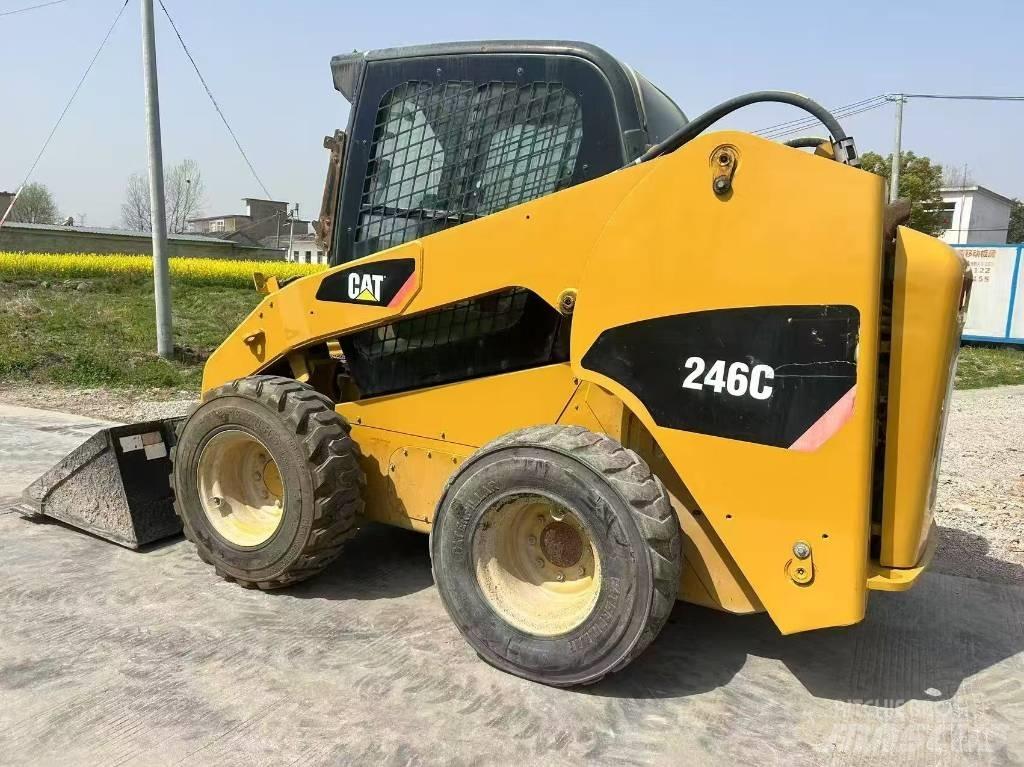 CAT 246 C لوادر انزلاقية التوجيه