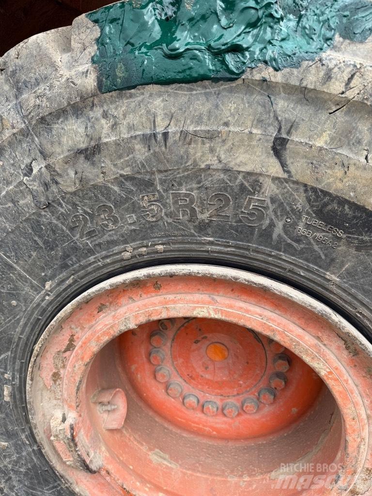 Hitachi ZW 220-6 لوادر بعجل