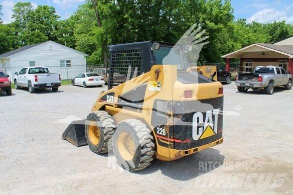 CAT 226 لوادر انزلاقية التوجيه