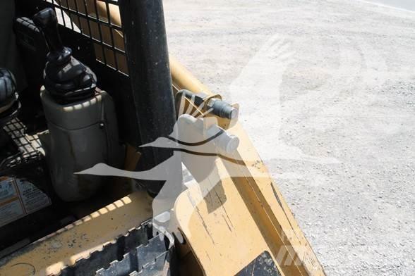 CAT 226 لوادر انزلاقية التوجيه