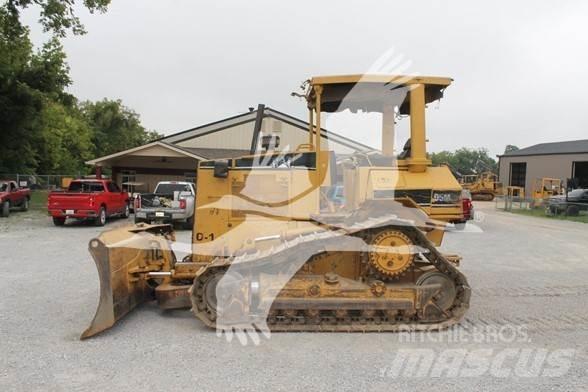 CAT D5M XL بلدوزرات مجنزرة